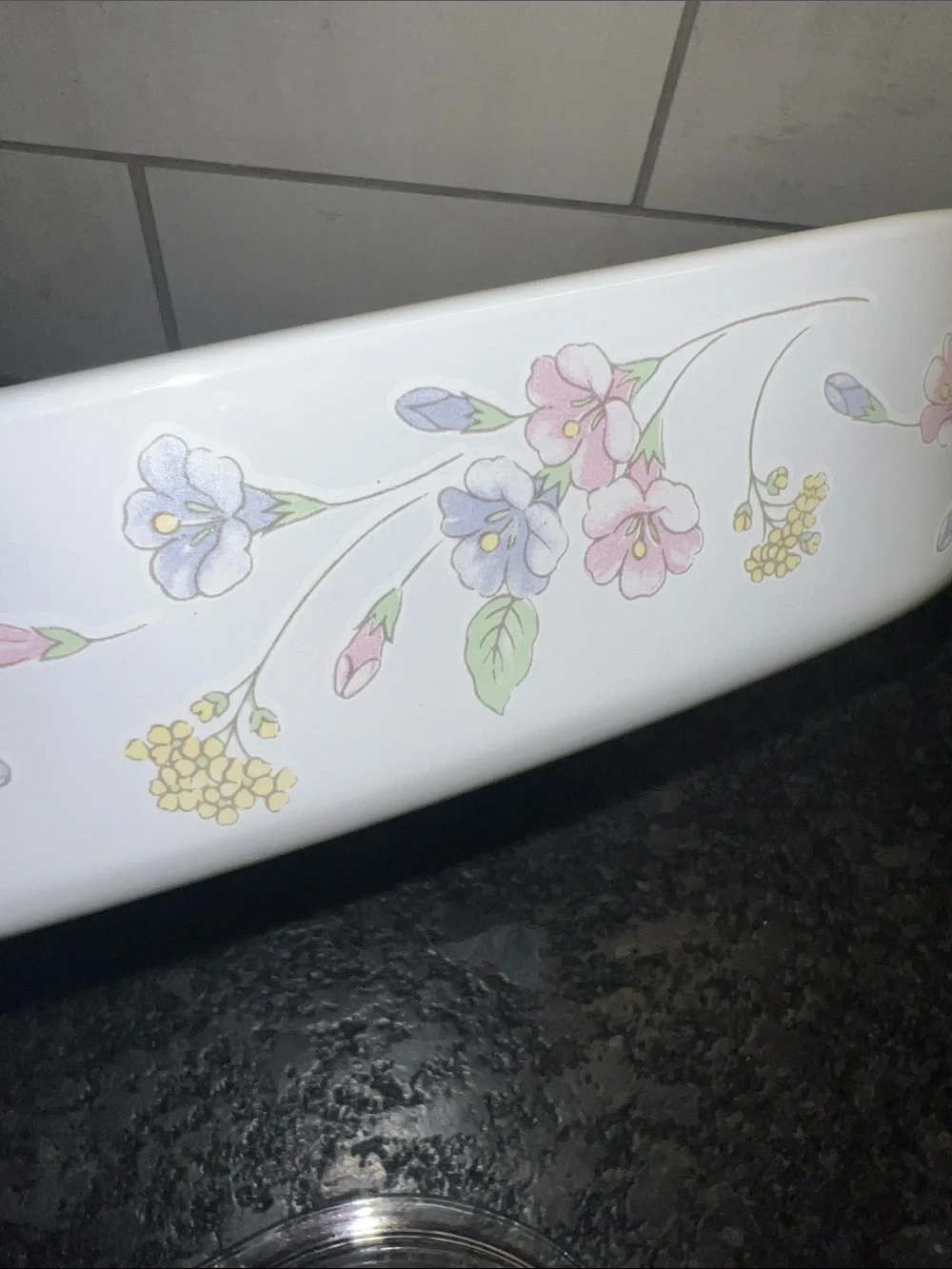 Corningware White Pastel Bouquet Covered Casserole with Glass Lid. Exc condition